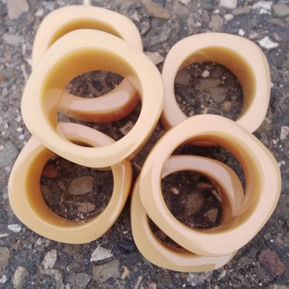 Butterscotch Bakelite Resin Lucite Napkin Rings Vintage Set Of 6 Mod Mcm Dining